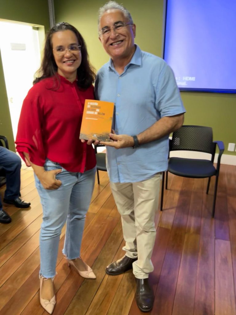A procuradora municipal Marina Pontes entrega exemplar do livro de sua autoria ao prefeito de Belém, Edmilson Rodrigues.