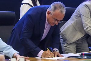 Prefeito Edmilson Rodrigues assina o decreto de retomada do Programa de Regularização Incentivada para empresários com dívidas com o município.